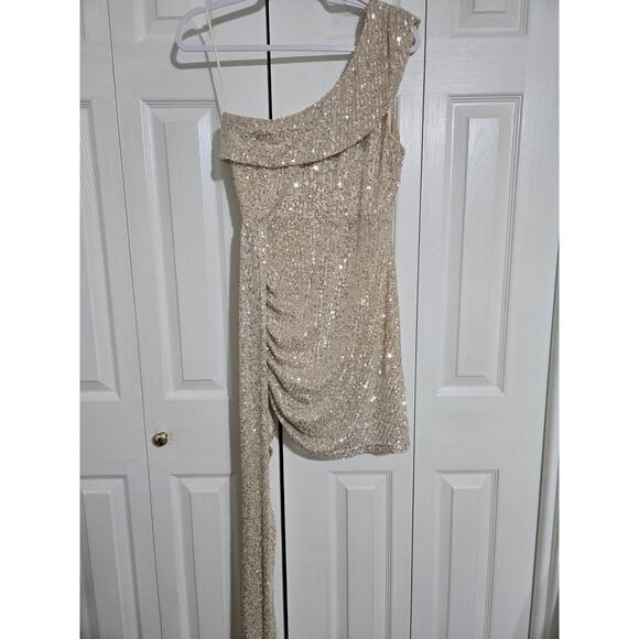 Lovely day large women's gold sequined one shoulder mini dress with side train - Picture 4 of 8